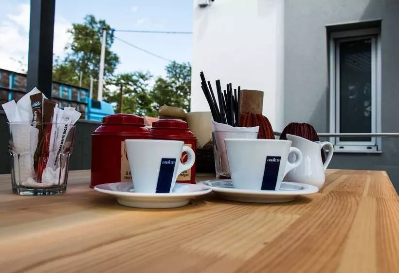 Majatalo Aristotelia Gi