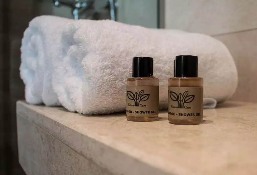 Majatalo Aristotelia Gi