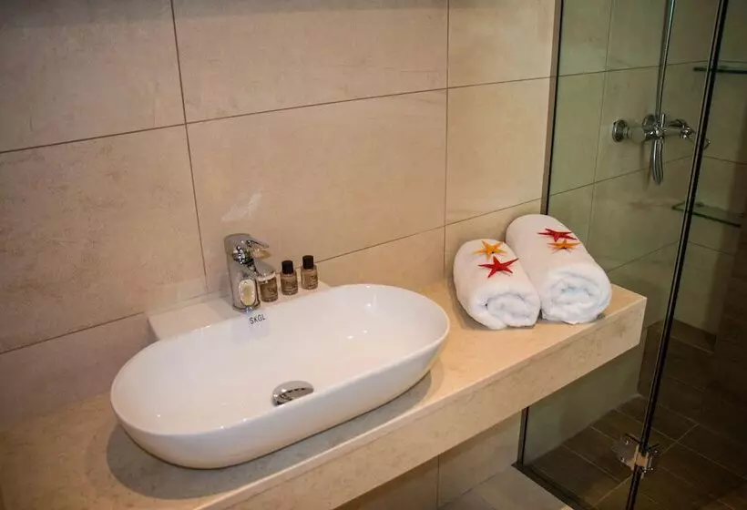 Majatalo Aristotelia Gi