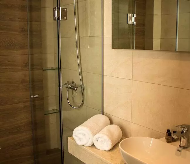 Majatalo Aristotelia Gi