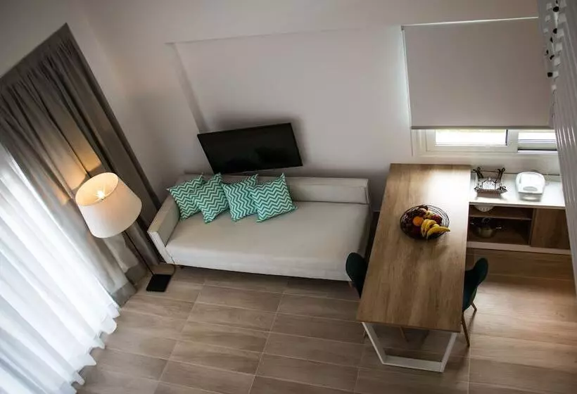 Majatalo Aristotelia Gi