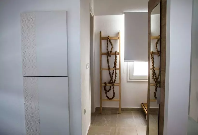 Majatalo Aristotelia Gi