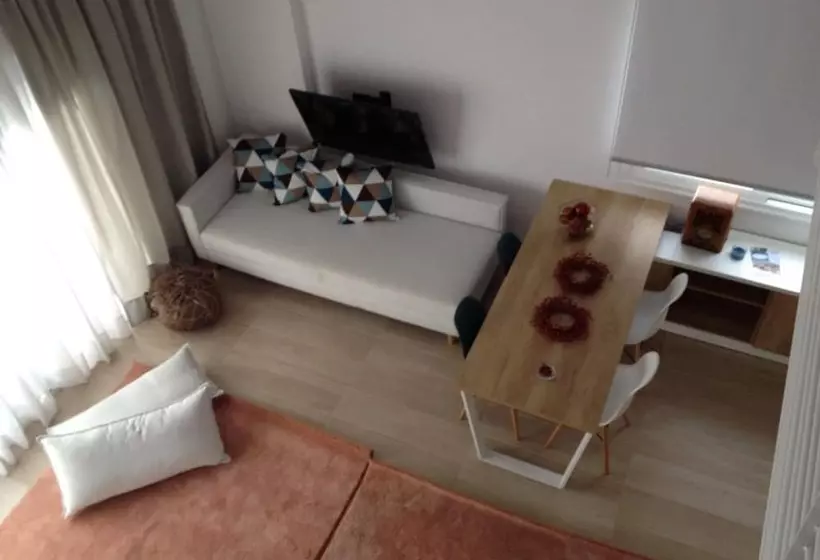 Majatalo Aristotelia Gi