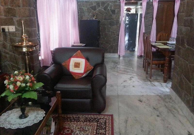 هتل Somasree Homestay