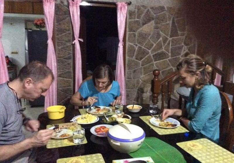 هتل Somasree Homestay