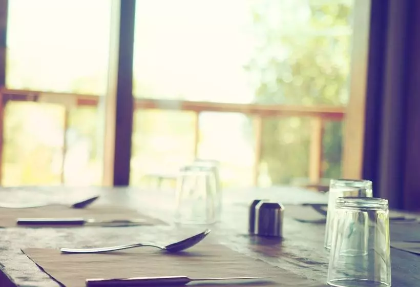 هاستل The Palm Komodo