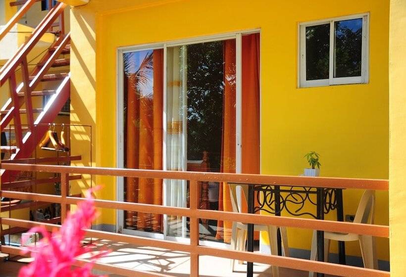 هتل Jim's Castle Inn