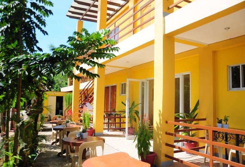 هتل Jim's Castle Inn