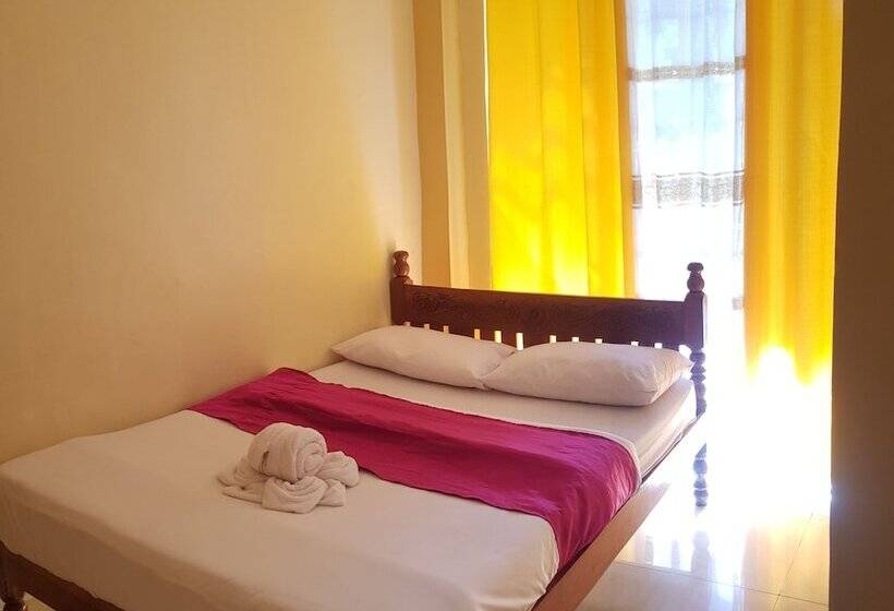 هتل Jim's Castle Inn