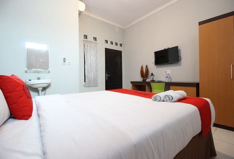 Отель Reddoorz Near Stpn Jogja