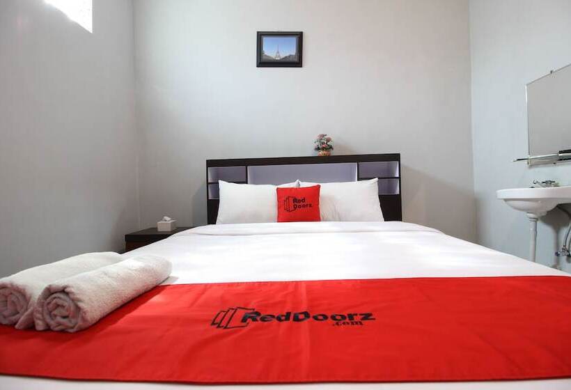 Отель Reddoorz Near Stpn Jogja