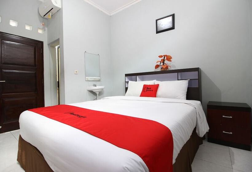 Отель Reddoorz Near Stpn Jogja
