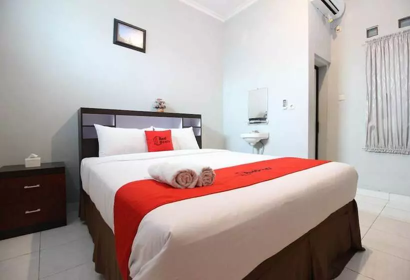 هتل Reddoorz Near Stpn Jogja