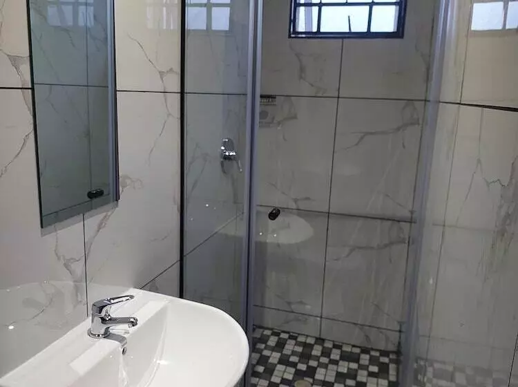 ペンション Freedom Media Guest House