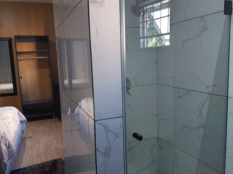 ペンション Freedom Media Guest House