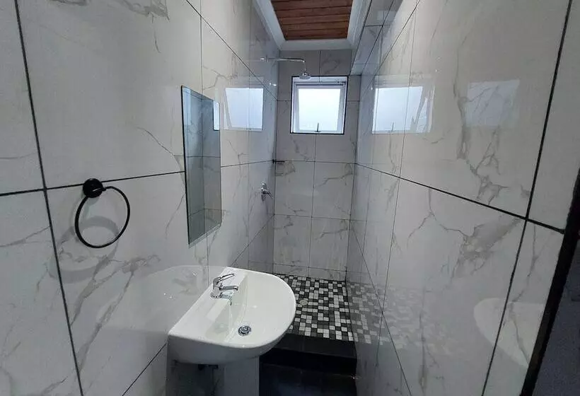 ペンション Freedom Media Guest House