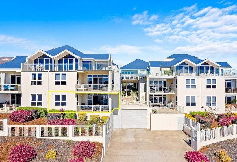 Southbound Escape At The Wharf