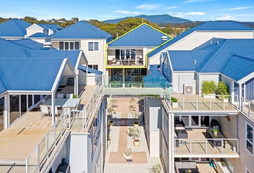 Southbound Escape At The Wharf