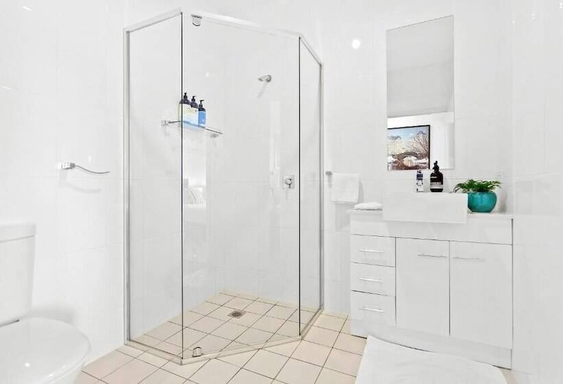 Southbound Escape At The Wharf