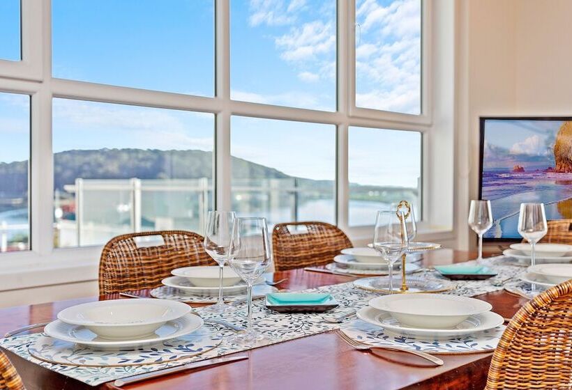 Southbound Escape At The Wharf