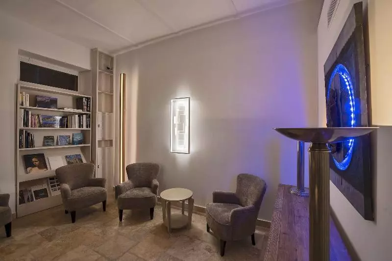 مسافرخانه The Snop House