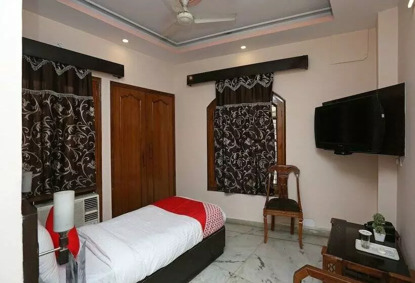 ホテル Samrat By Oyo Rooms