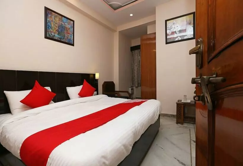 ホテル Samrat By Oyo Rooms