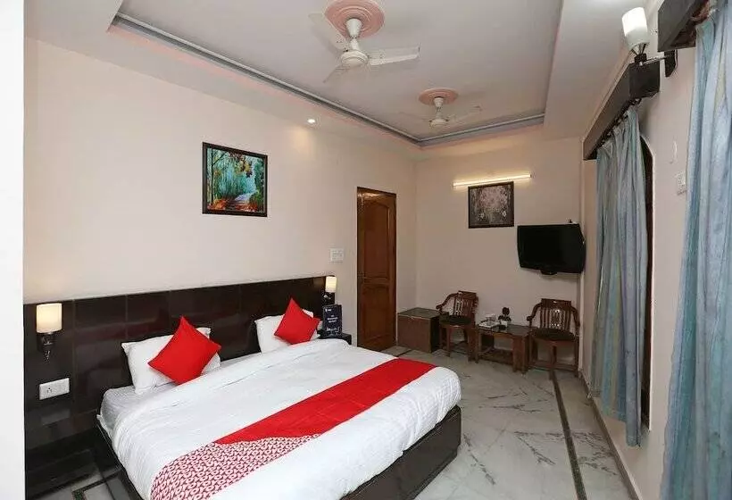 ホテル Samrat By Oyo Rooms