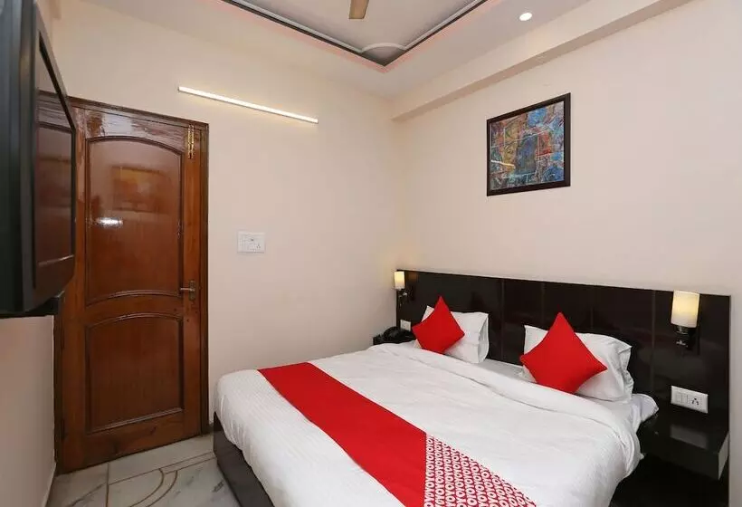 ホテル Samrat By Oyo Rooms