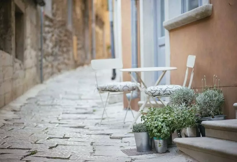 ペンション Mirakul Residence In A Cute Historic Town