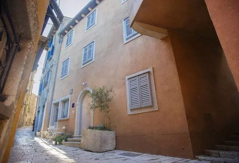 ペンション Mirakul Residence In A Cute Historic Town