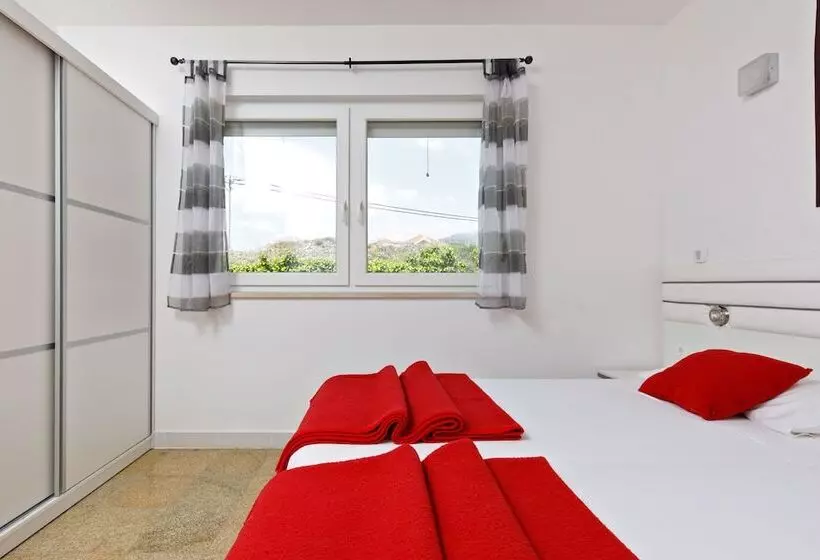 Ark Beach Apartments