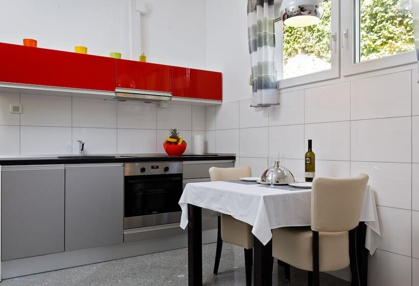 Ark Beach Apartments