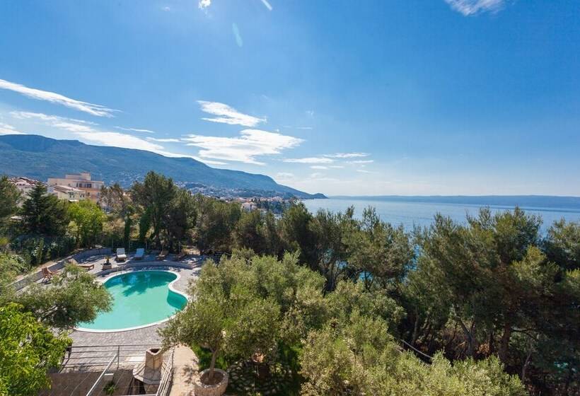 Ark Beach Apartments