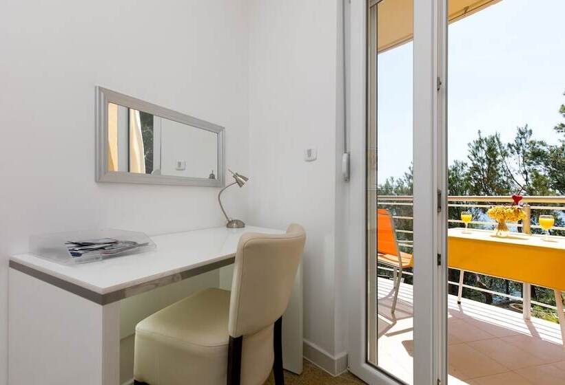 Ark Beach Apartments