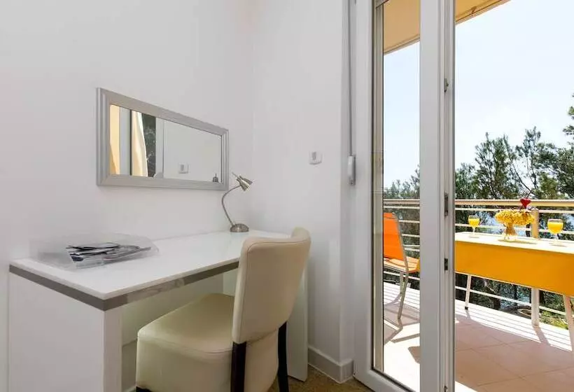 Ark Beach Apartments