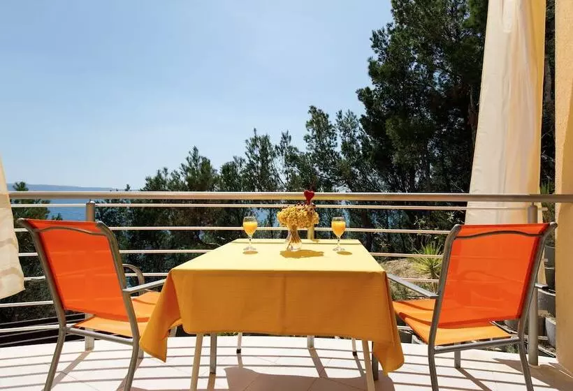 Ark Beach Apartments