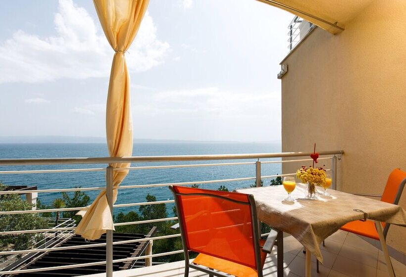 Ark Beach Apartments