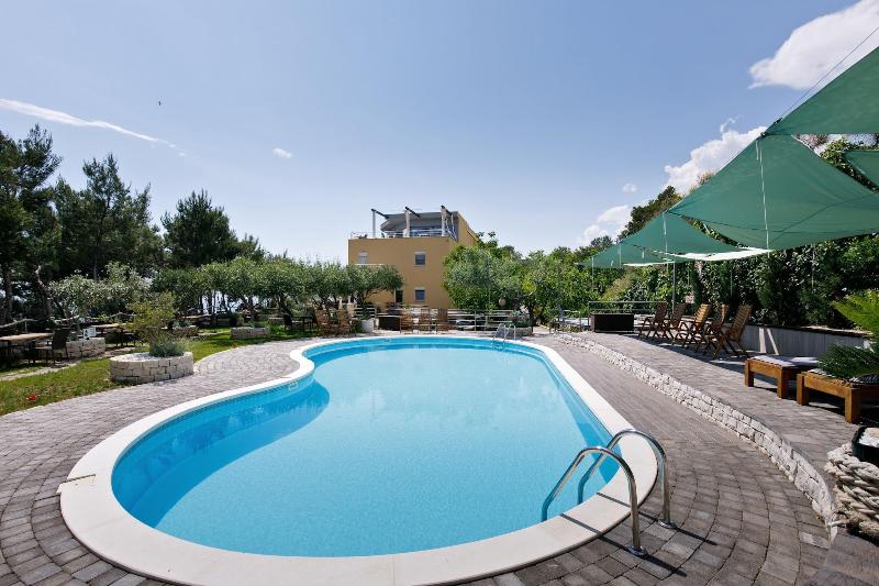 Ark Beach Apartments