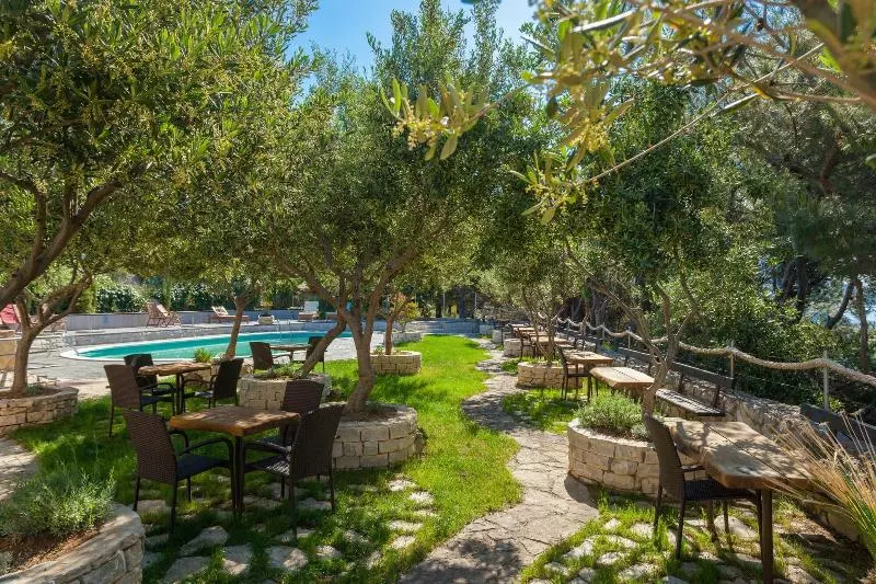 Ark Beach Apartments