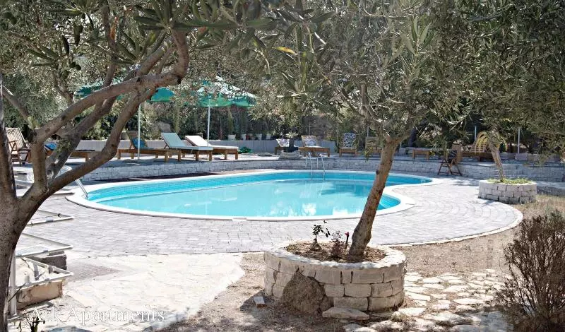 Ark Beach Apartments