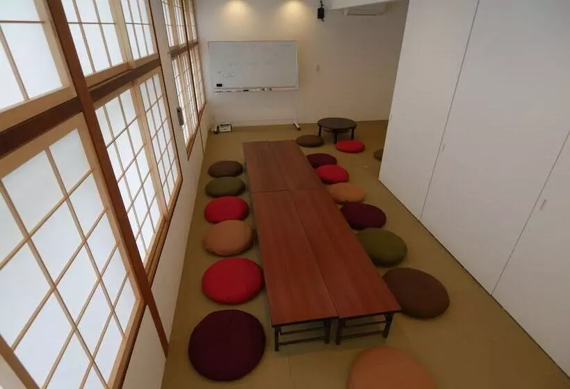 Retkeilymaja Jhoppers Lake Biwa Guesthouse