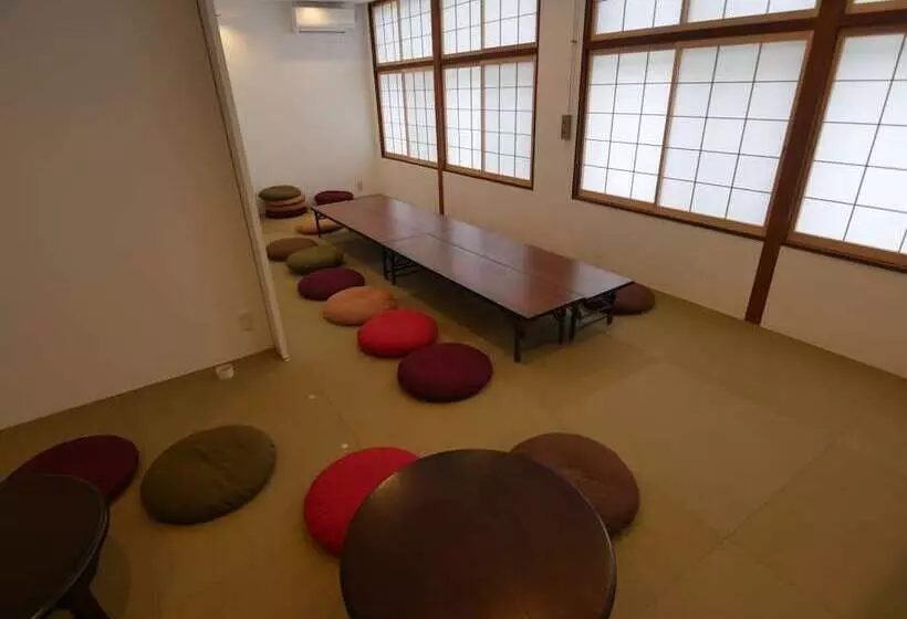 Retkeilymaja Jhoppers Lake Biwa Guesthouse