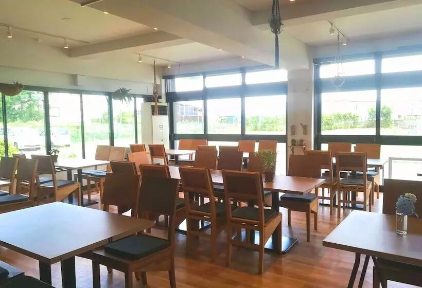 Retkeilymaja Jhoppers Lake Biwa Guesthouse