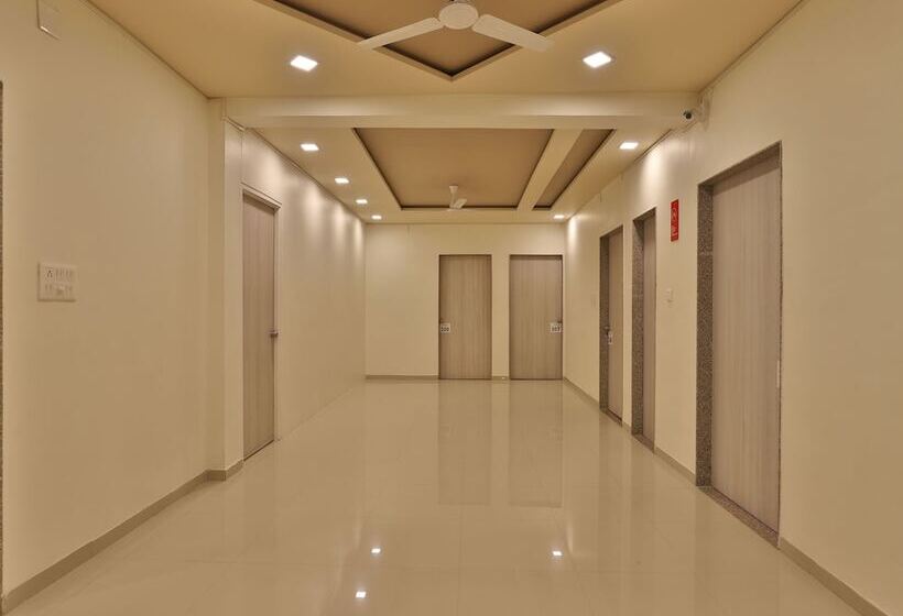 Oyo 11750 Hotel Starz