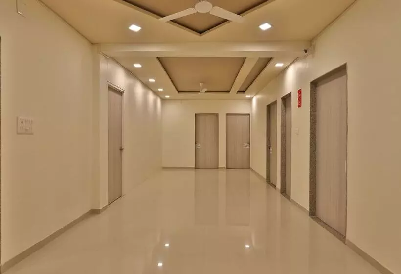 Oyo 11750 Hotel Starz