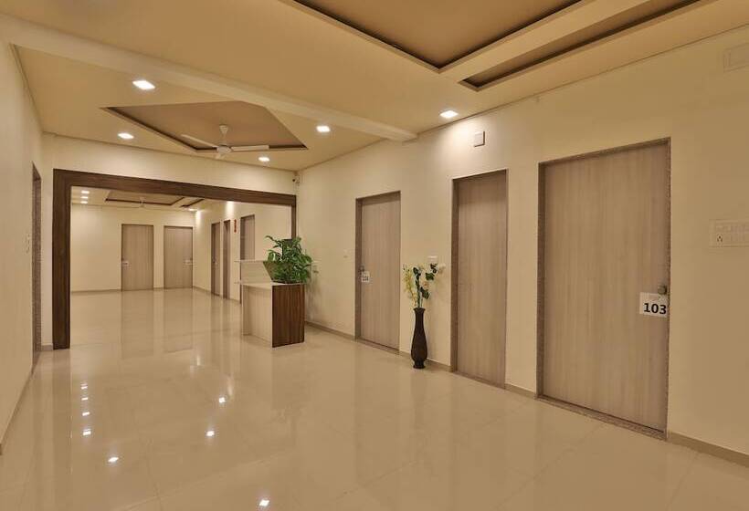 Oyo 11750 Hotel Starz