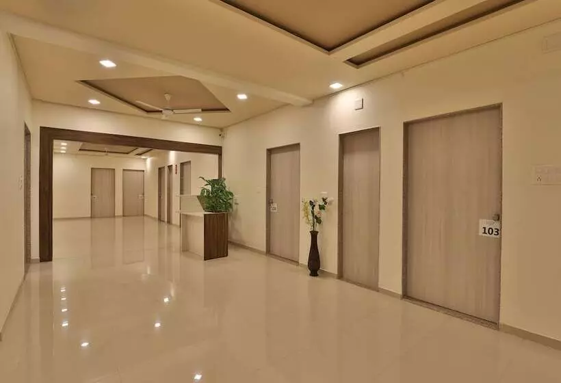 Oyo 11750 Hotel Starz