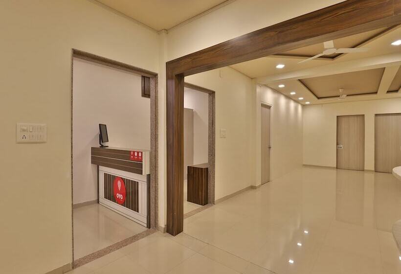 Oyo 11750 Hotel Starz