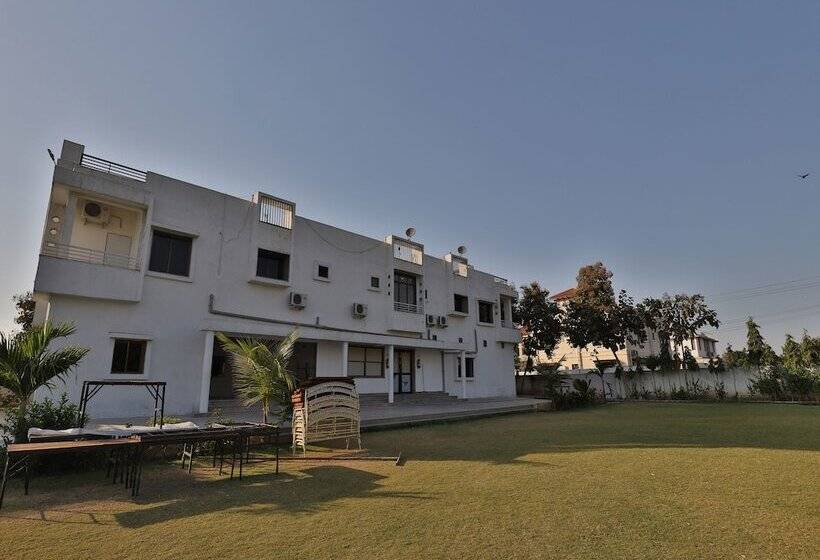 Oyo 11750 Hotel Starz